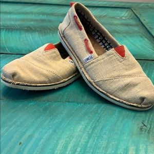 TOMS tan with red